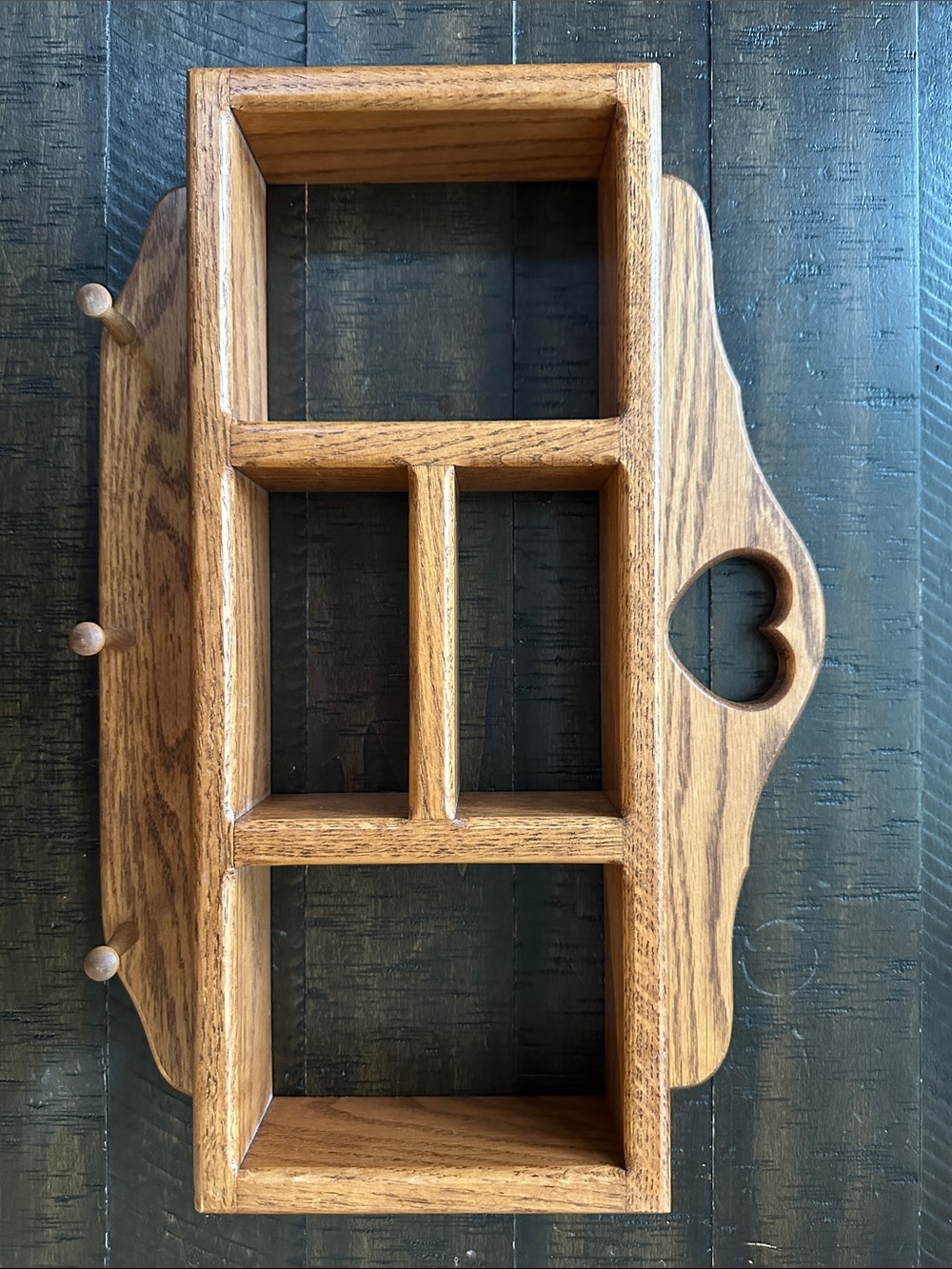 Wooden Heart Shelf. *great condition* 3 pegs.